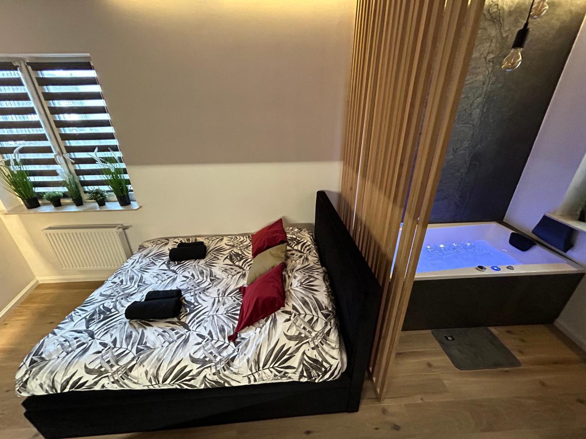 Ocean Black Jacuzzi Apartment *